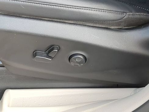 Used 2024 Chrysler Pacifica Limited FWD image 16