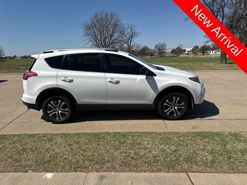 Used 2018 Toyota RAV4 LE image 2