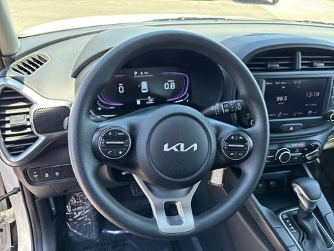 Used 2025 Kia Soul LX w/ LX Technology Package FWD image 25