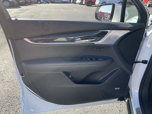 Used 2025 Cadillac XT6 Premium Luxury image 23