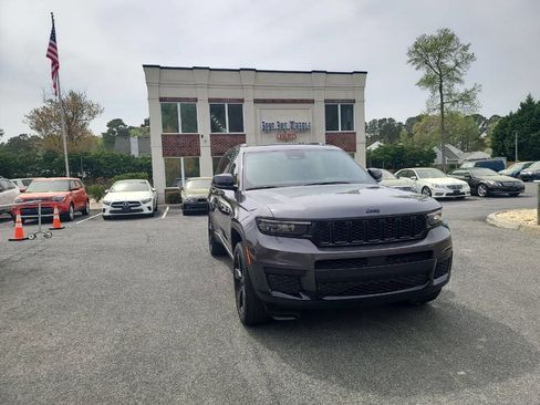 Used 2023 Jeep Grand Cherokee L Laredo image 1