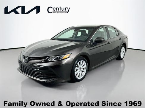 Used 2018 Toyota Camry LE FWD image 1