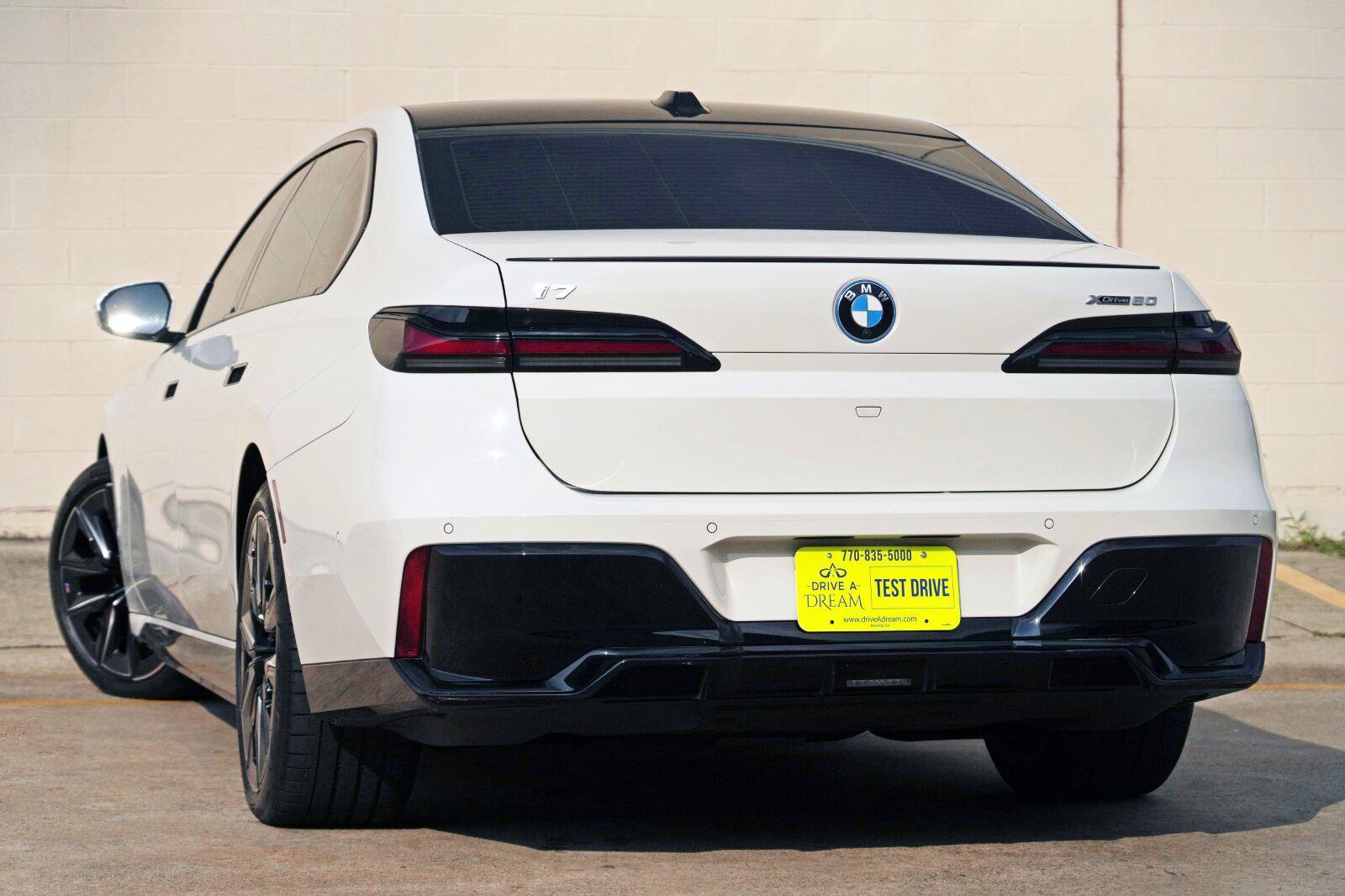 Used 2024 BMW i7 xDrive60 w/ Premium Package AWD/4WD image 5