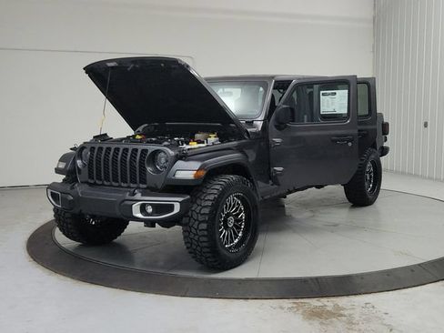 Used 2023 Jeep Gladiator Sport AWD/4WD image 12