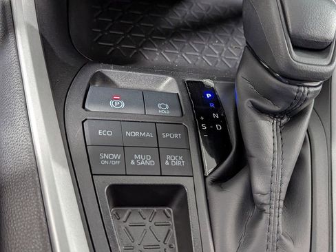 Certified 2025 Toyota RAV4 LE image 31