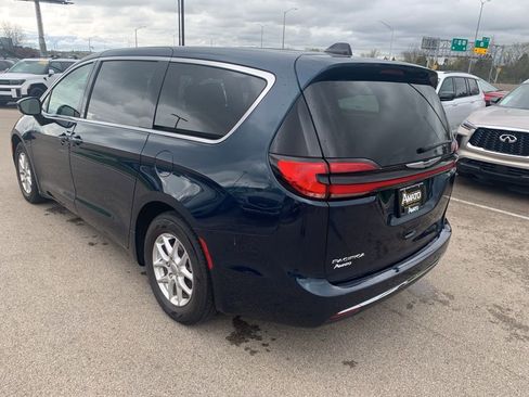 Used 2024 Chrysler Pacifica Touring-L FWD image 3