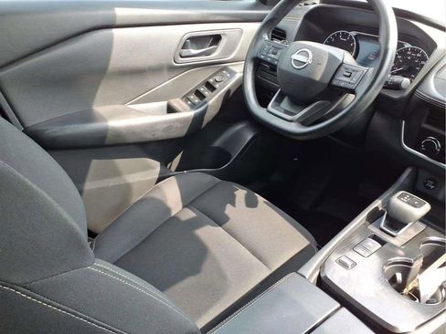 Used 2025 Nissan Rogue S FWD image 9