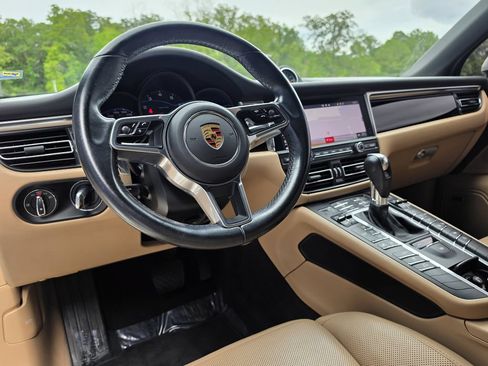 Certified 2020 Porsche Macan w/ Premium Package Plus AWD/4WD image 4