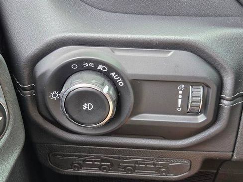 Used 2025 Jeep Wrangler Unlimited Sahara AWD/4WD image 28