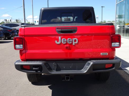 Used 2022 Jeep Gladiator Overland w/ Popular Equipment Package AWD/4WD image 4