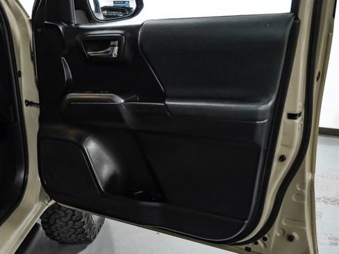 Used 2020 Toyota Tacoma TRD Off-Road w/ Advanced Technology Package AWD/4WD image 44