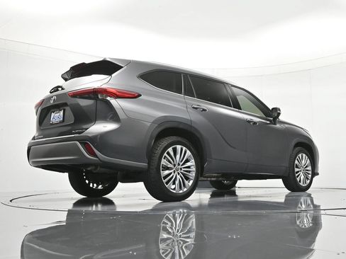 Used 2023 Toyota Highlander Platinum FWD image 42