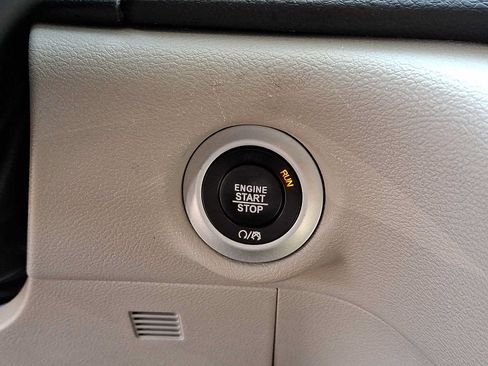 Certified 2024 Chrysler Pacifica Touring-L FWD image 28