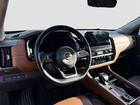 Used 2023 Nissan Pathfinder Platinum image 10