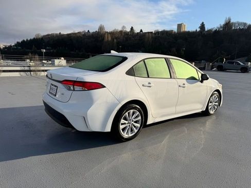Used 2025 Toyota Corolla LE w/ LE Premium Package image 7