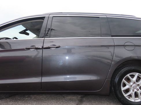 Used 2020 Chrysler Voyager Lxi FWD image 28