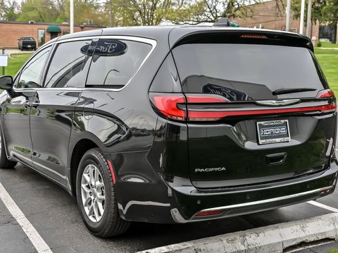 Used 2023 Chrysler Pacifica Touring-L FWD image 8