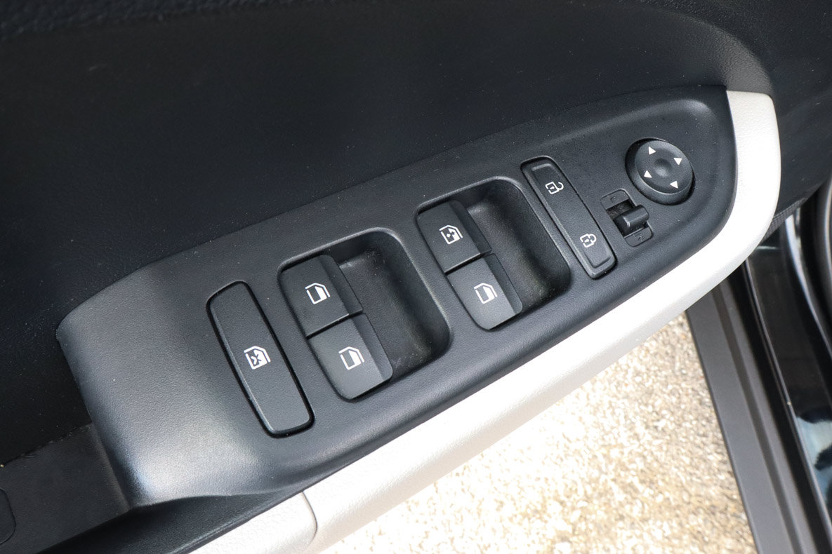 Used 2025 Hyundai Venue SEL FWD image 14