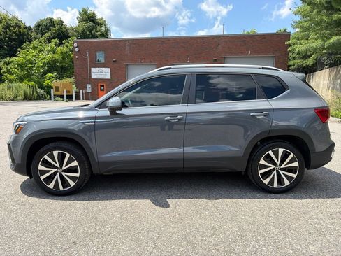 Used 2022 Volkswagen Taos SE AWD/4WD image 3