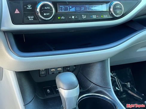 Used 2019 Toyota Highlander Limited w/ Carpet Mat Package (TMS) AWD/4WD image 29