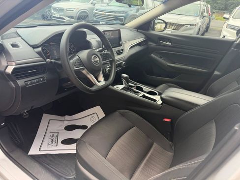 Used 2024 Nissan Altima 2.5 SV FWD image 11