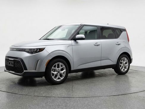 Used 2025 Kia Soul LX w/ LX Technology Package FWD image 3