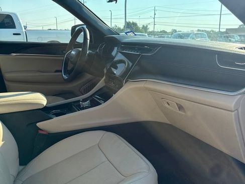 Used 2024 Jeep Grand Cherokee Limited w/ Luxury Tech Group II AWD/4WD image 18