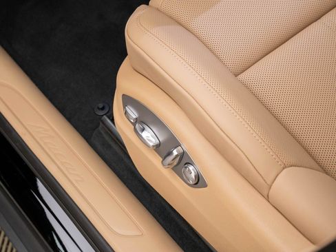 Certified 2026 Porsche Macan AWD/4WD image 15