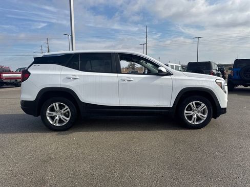 Used 2024 GMC Terrain SLE image 9