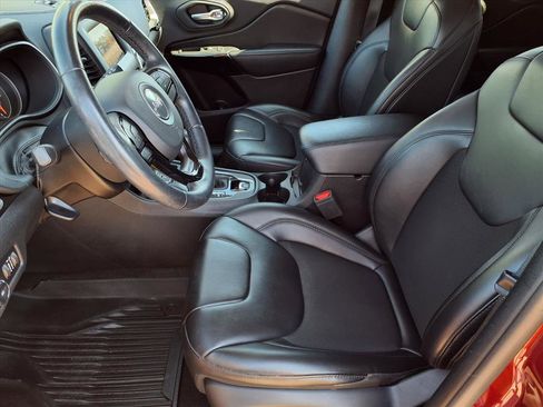 Used 2020 Jeep Cherokee Latitude Plus image 5