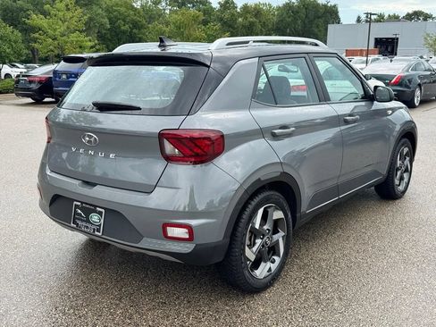 Used 2022 Hyundai Venue Limited FWD image 4