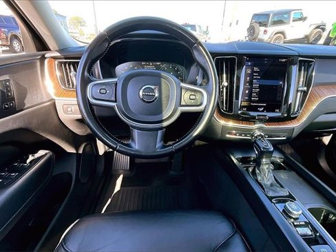 Used 2021 Volvo XC60 T5 Momentum w/ Advanced Package image 8