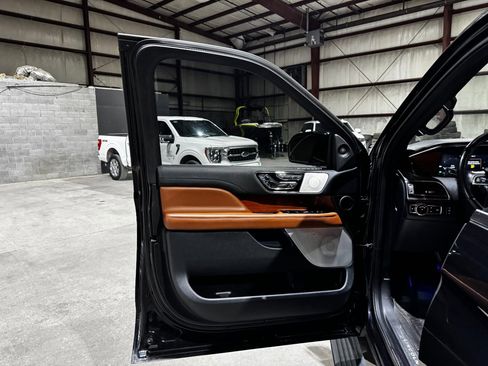 Used 2019 Lincoln Navigator Reserve image 11