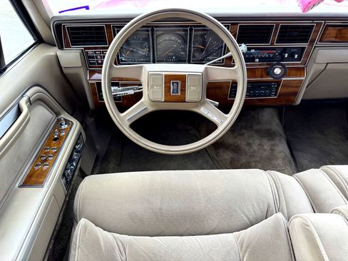 Used 1989 Lincoln Town Car Signature image 33