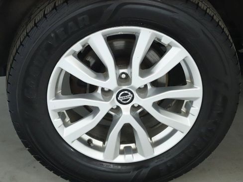 Used 2019 Nissan Rogue SV image 9