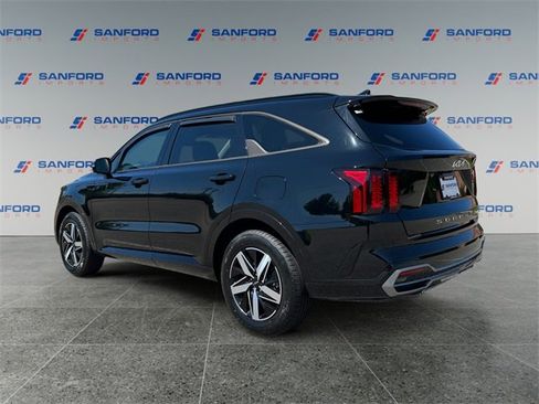 Used 2022 Kia Sorento S w/ Panoramic Sunroof Package image 3