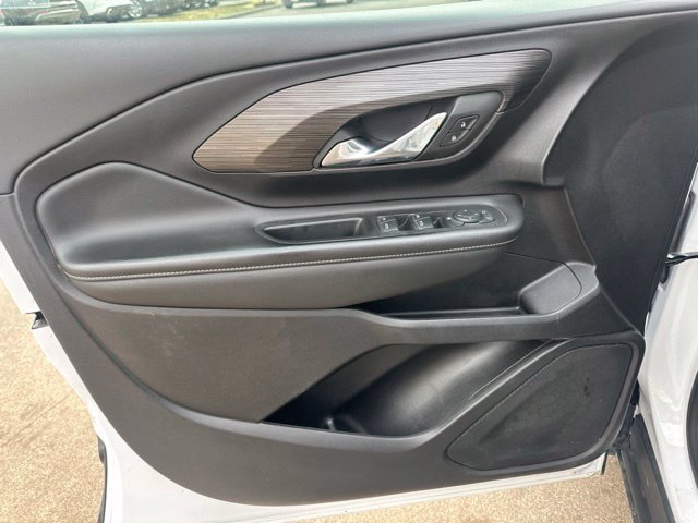 Used 2024 GMC Terrain SLE w/ Driver Convenience Package FWD image 9