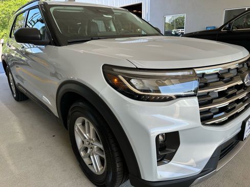 New 2026 Ford Explorer Active RWD image 7