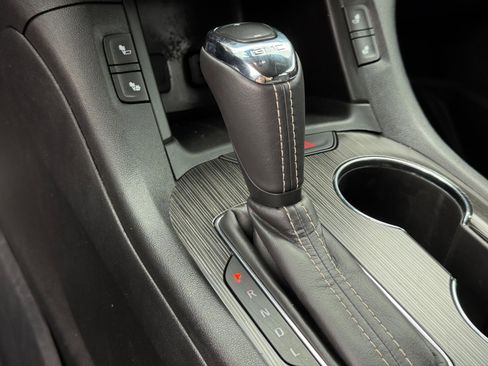 Used 2019 GMC Acadia SLT w/ LPO, Black Accent Package AWD/4WD image 18