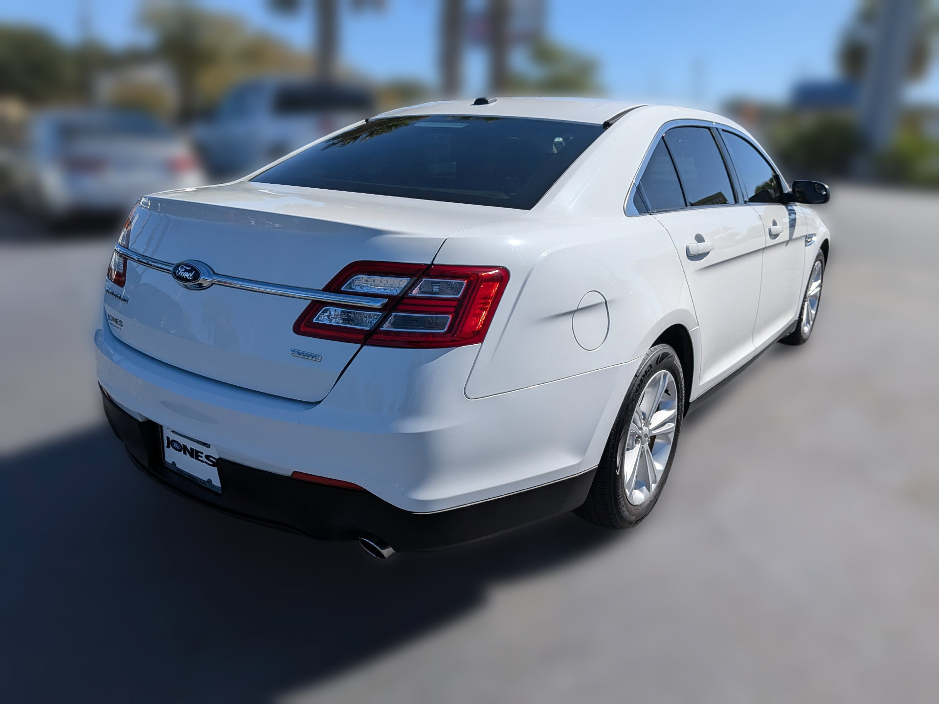 Used 2015 Ford Taurus SE FWD image 4