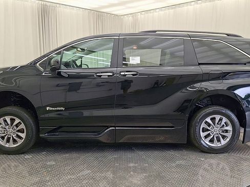 Used 2026 Toyota Sienna XLE FWD image 11
