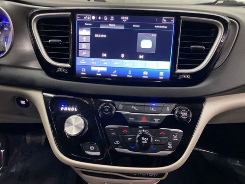 Used 2024 Chrysler Pacifica Touring-L FWD image 25