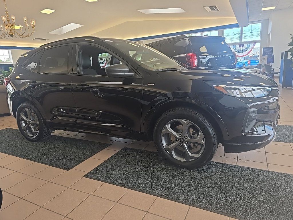 Used 2023 Ford Escape ST-Line w/ Tech Pack #1 AWD/4WD image 8