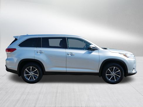 Used 2019 Toyota Highlander XLE AWD/4WD image 8