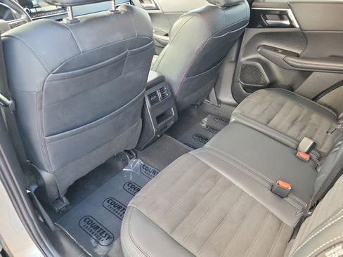 Used 2024 Mitsubishi Outlander SE image 10