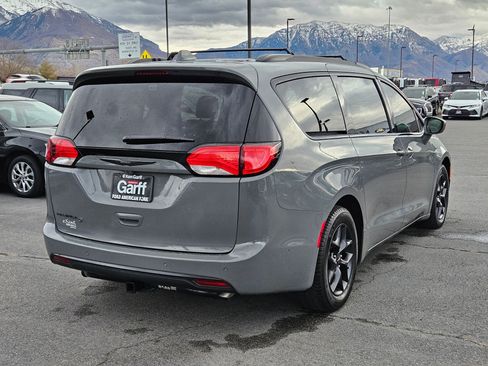 Used 2020 Chrysler Pacifica Touring-L Plus image 3