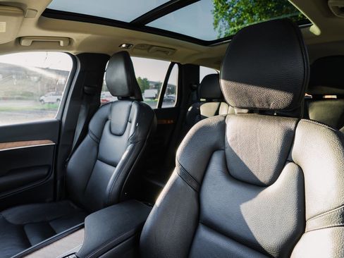 Used 2022 Volvo XC90 T6 Momentum w/ Climate Package image 18