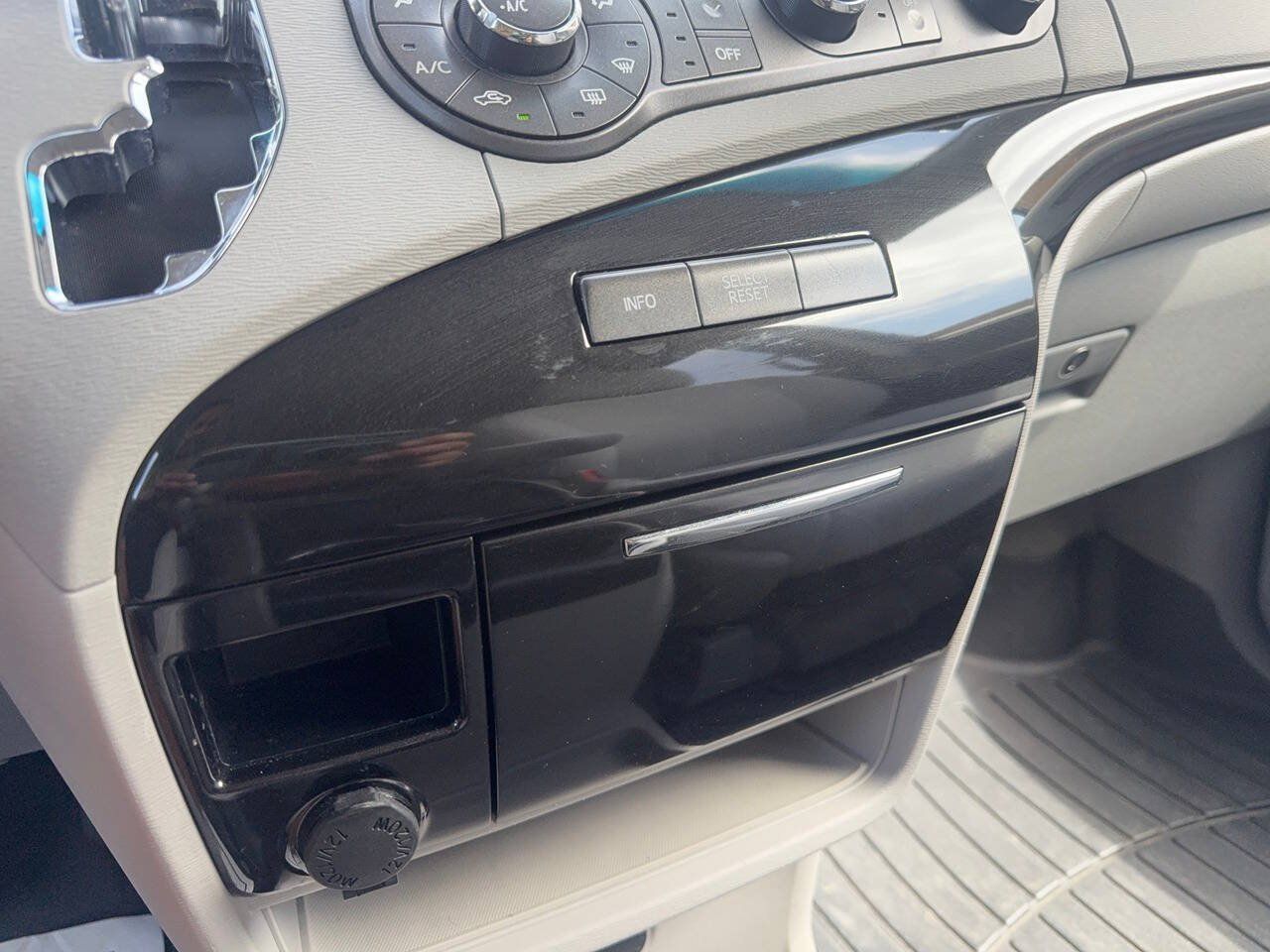 Used 2012 Toyota Sienna LE w/ Towing Pkg FWD image 35