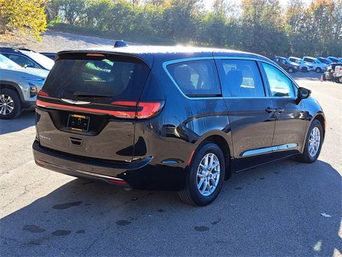 Used 2024 Chrysler Pacifica Touring-L image 5