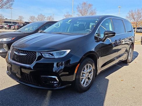 Used 2024 Chrysler Pacifica Touring-L image 1